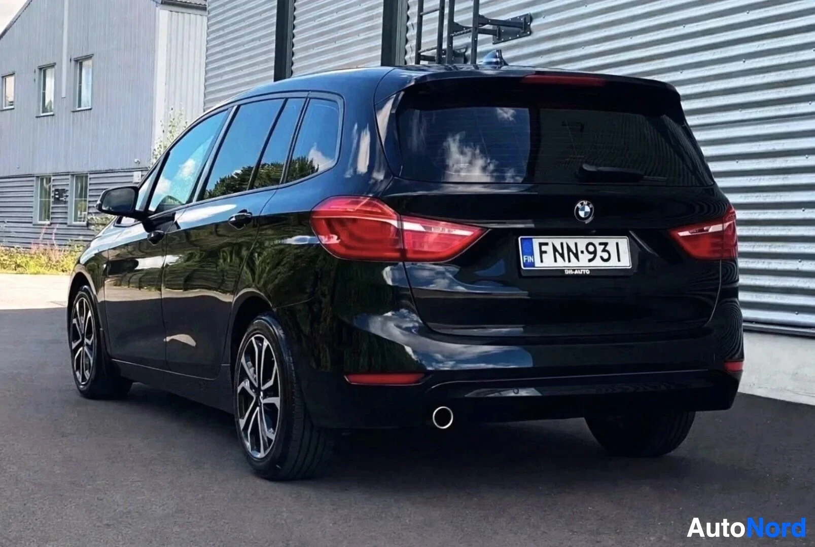 Takaviisto: Tummansininen BMW Gran Tourer takaa kolmen neljänneksen kulmassa, rekisterikilvessä