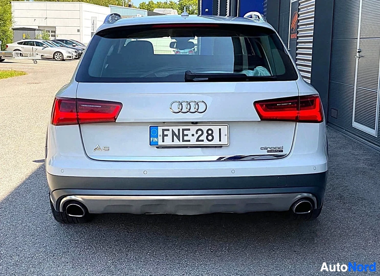 Takaa: Audi farmari valkoisen värin takaosa, näkyy rekisteritunnus ja allroad-merkintä
