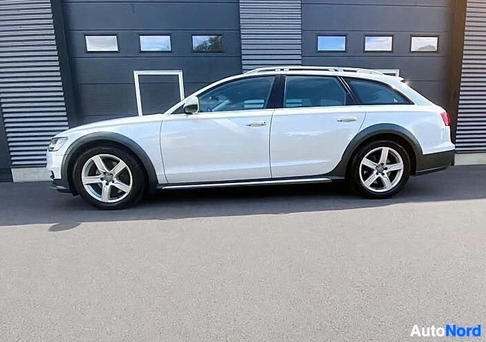 Sivulta: Audi farmari valkoinen profiilikuva oikealta sivulta, metallisen näköiset vanteet