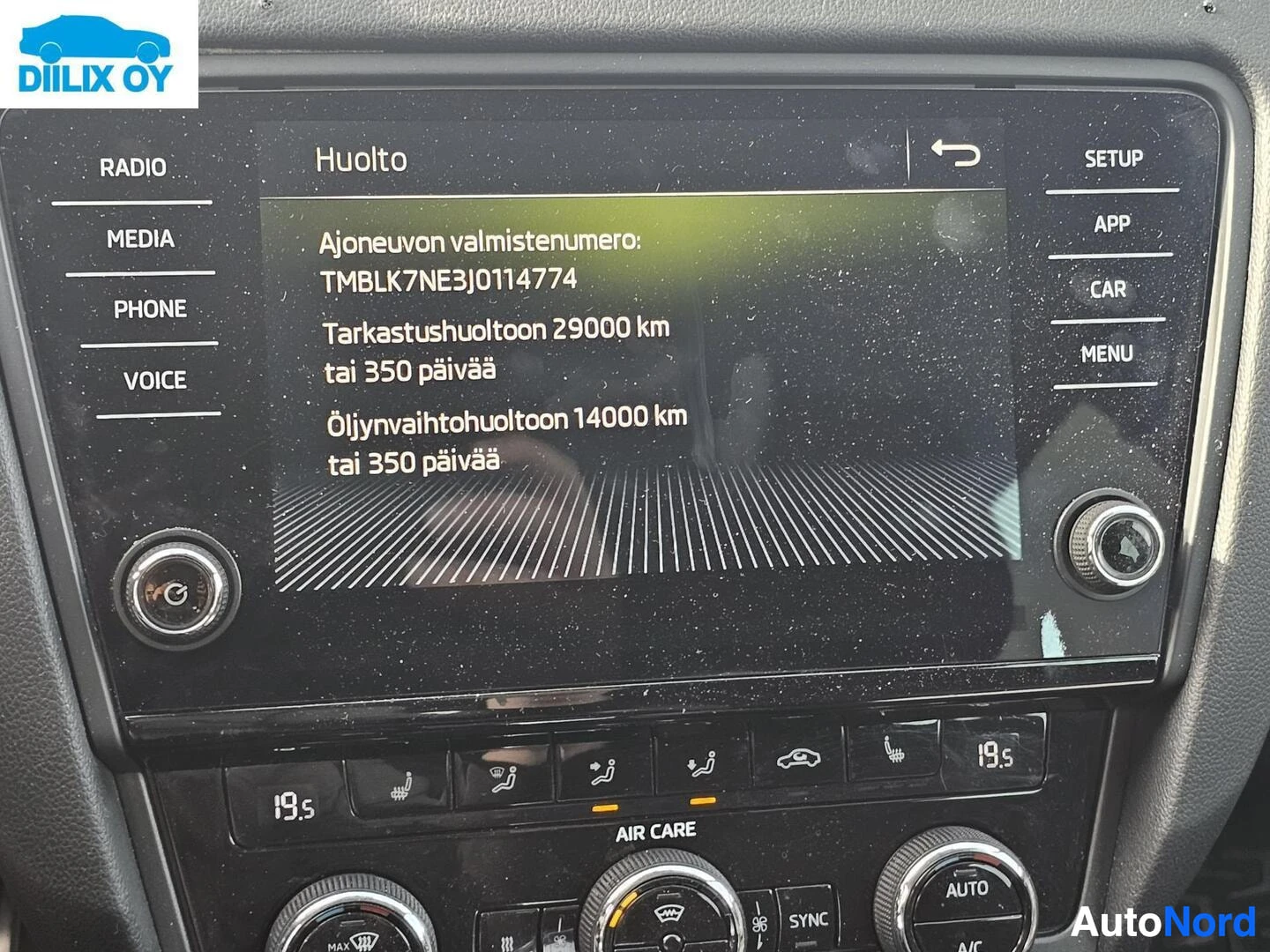 Yksityiskohta: Auton Huolto-valikko näyttää VIN-numeron TMBLK7NE3J0114774, ajoneuvon huoltotiedot 29000 km ja öljynvaihto 14000 km etäisyyksillä.