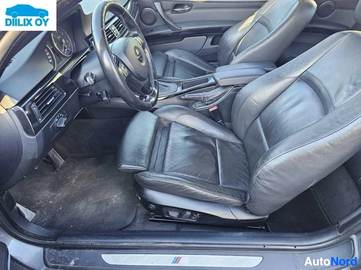 Etuistuimet: BMW 335 E92 sisäkatsaus, mustat nahkavuoratut kuljettajan ja matkustajan istuimet, kolarin ratti, manuaalinen siirtokeppi, ilmastointi ja ventilointiaukkoja kul