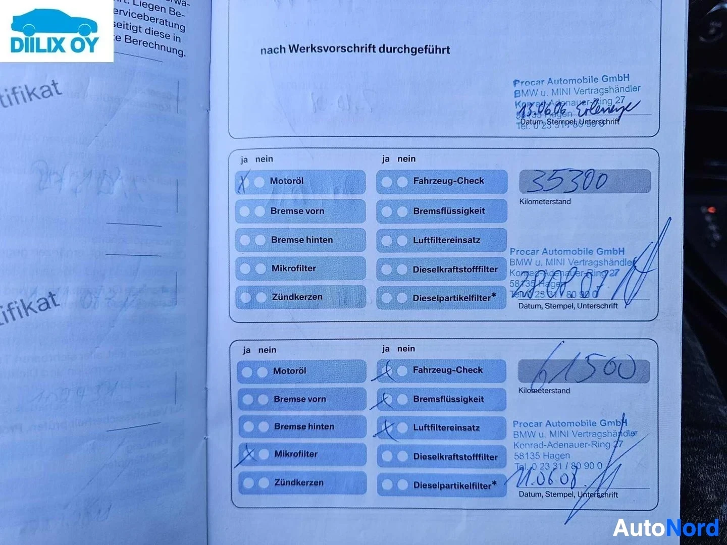 Asiakirja: Saksalainen BMW huoltokirja, avoin sivuille, näyttää huoltohistoriatarkistuksia merkinnöillä, päivämäärillä ja kilometriluvuilla