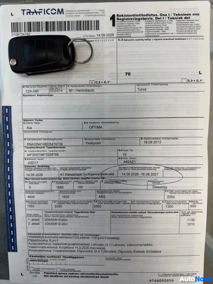 Asiakirja: Rekisteröintitodistus osittain sinisenä nauhamerkintöinä mustavalkoinen asiakirja, jossa auton avain, rekisterinumero, OPTIMA mallinnimi ja tekniset tie