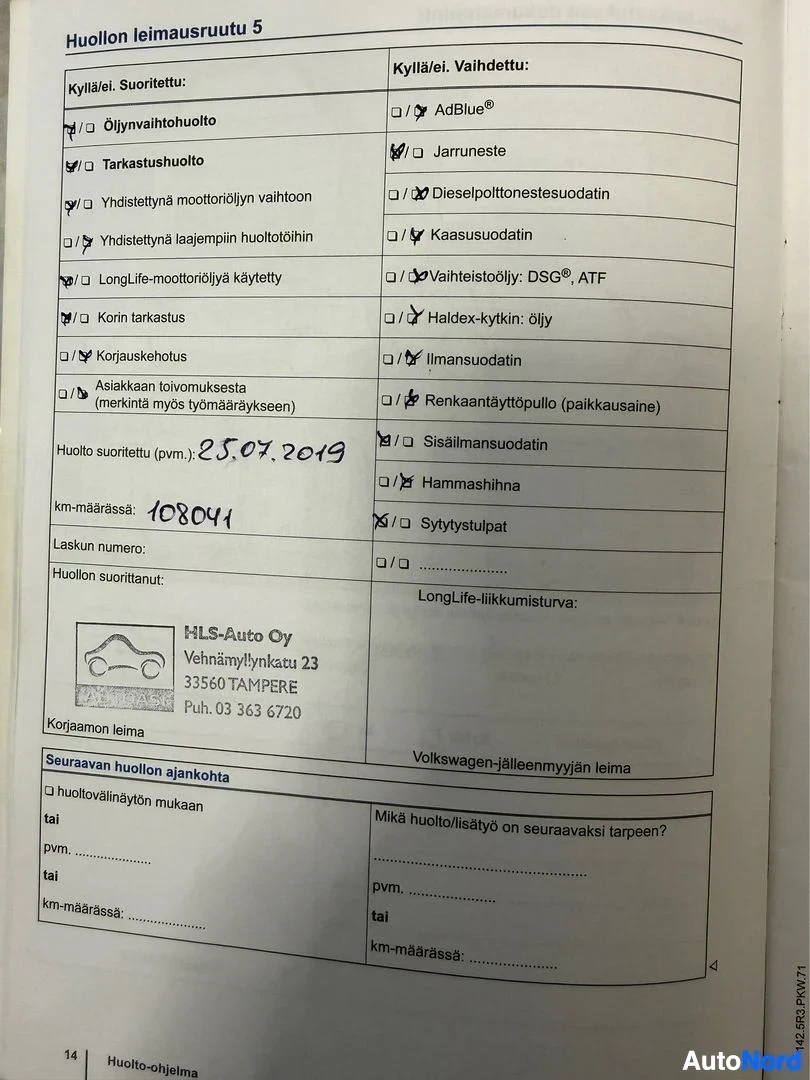 Asiakirja: Volkswagen-huollon leimaustodiste, jossa näkyvät huoltosuoritukset ja päivämäärät