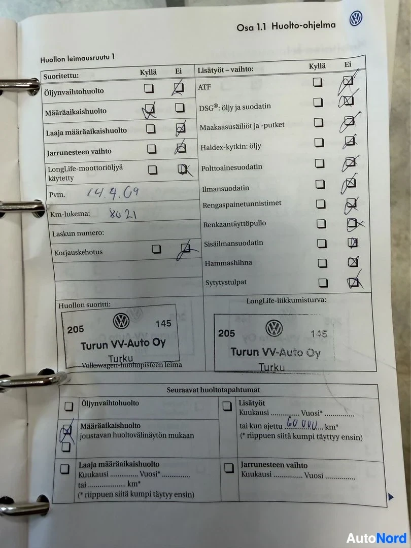Asiakirja: Volkswagen huoltokirjan sivu, jossa näkyvät huollon leimoitusruutu 1 ja varusteiden tarkistuslistat sekä kahden huollon merkinnät