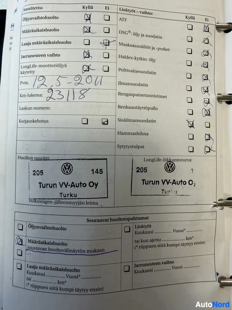 Asiakirja: Volkswagen huoltokirjan sivu, jossa näkyvät huollon leimoitusruutu ja varusteiden tarkistuslistat sekä kahden huollon merkinnät
