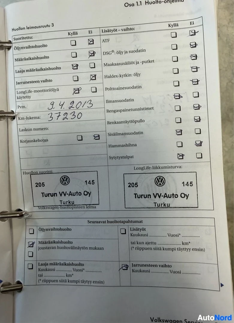 Asiakirja: Volkswagen huoltokirjan sivu, jossa näkyvät huollon leimoitusruutu 3 ja varusteiden tarkistuslistat sekä kahden huollon merkinnät