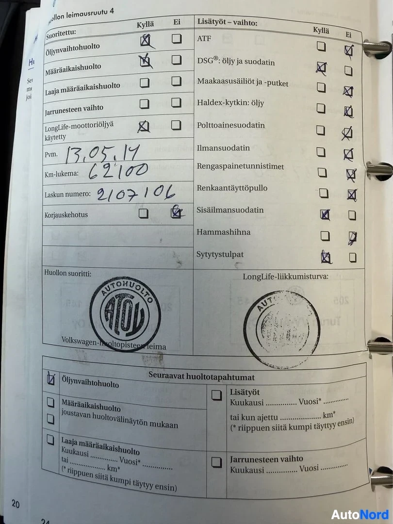 Asiakirja: Volkswagen huoltokirjan sivu, jossa näkyvät huollon leimoitusruutu 4, varusteiden tarkistuslistat ja kaksi leimassinmerkki