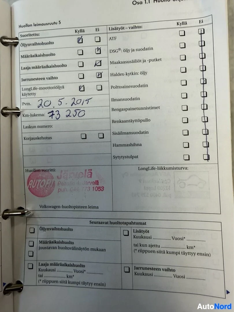 Asiakirja: Volkswagen-huoltotarkastuskirjan sivu, jossa näkyy huollon leimoruutu 5 valineet ja palvelut koteloitu. Täytetyt kohdat sisältävät päivämäärän 20.5.2014 ja mitt