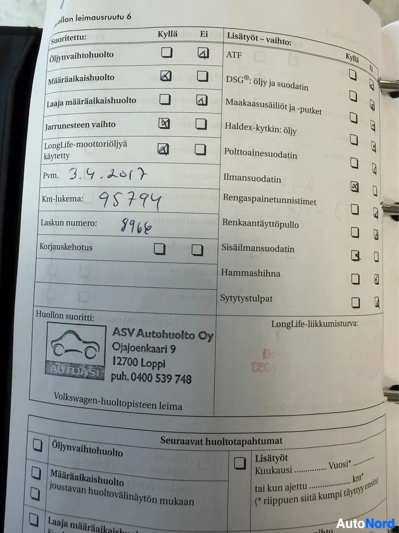 Asiakirja: Volkswagen-huoltotarkastuskirjan sivu, jossa näkyy huollon leimoruutu 6 valineet ja palvelut. Mittarin lukema 957 994 km ja päivämäärä 3.4.2017. Huollon suoritt