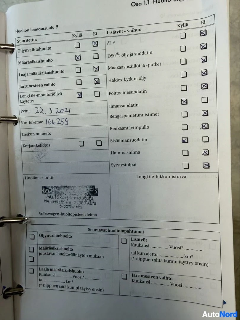 Asiakirja: Volkswagen-huollon tarkistuslomake, jossa merkintöjä suoritusasteesta ja huoltohistoriasta. Näkyvät päivämäärät 22.3.2021 ja mittarilukema 166259 km.