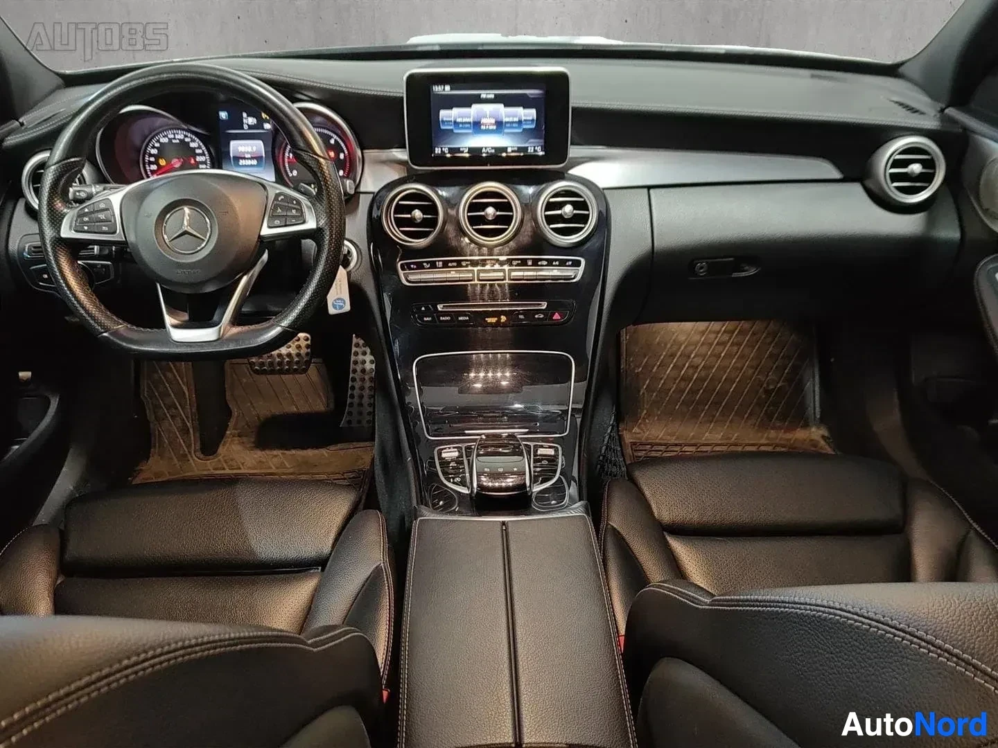 Ohjaamo: Mercedes-Benz ohjaamo täyskuva: nahkainen monitoimiohjauspyörä, kosketusnäyttö, neljä ilmanjako-aukkoa, nahkaistuimet raidallisilla yksityiskohdilla, keskikonso