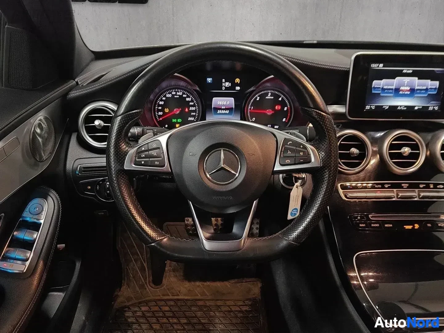Ohjaamo: Mercedes-Benz ohjaamo, lähikuva: nahkainen monitoimiohjauspyörä, värivalaistut mittarit, kosketusnäyttö oikealla, ilmanjako-aukkot