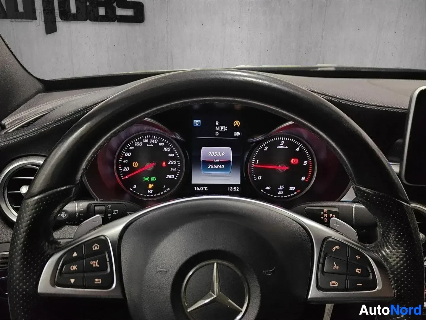 Yksityiskohta: Mercedes-Benz mittaristo: nopeutta näyttävä vasemmanpuoleinen mitta, keskellä digitaalinen näyttö lukemat 9858,9 km ja 255840 km, oikealla kierrosluvun mitta