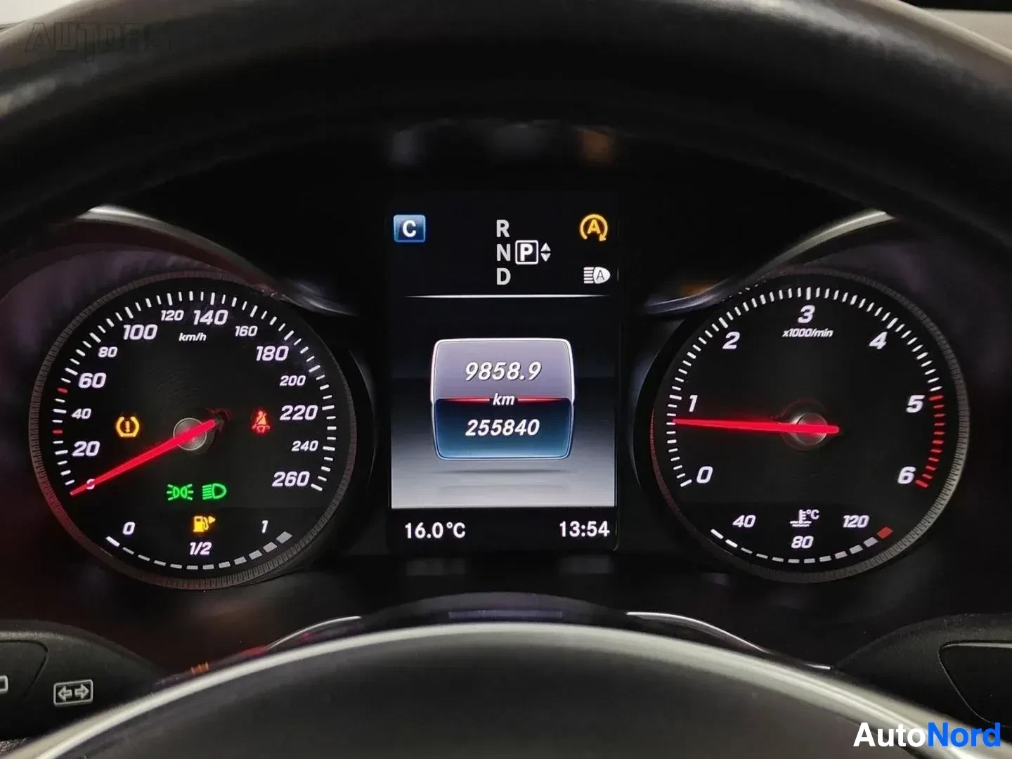 Yksityiskohta: Mercedes-Benz mittaristo: vasemmanpuoleinen nopeuden mitta, keskellä digitaalinen näyttö lukemalla 9858,9 km ja 255840 km, oikealla kierrosten mitta