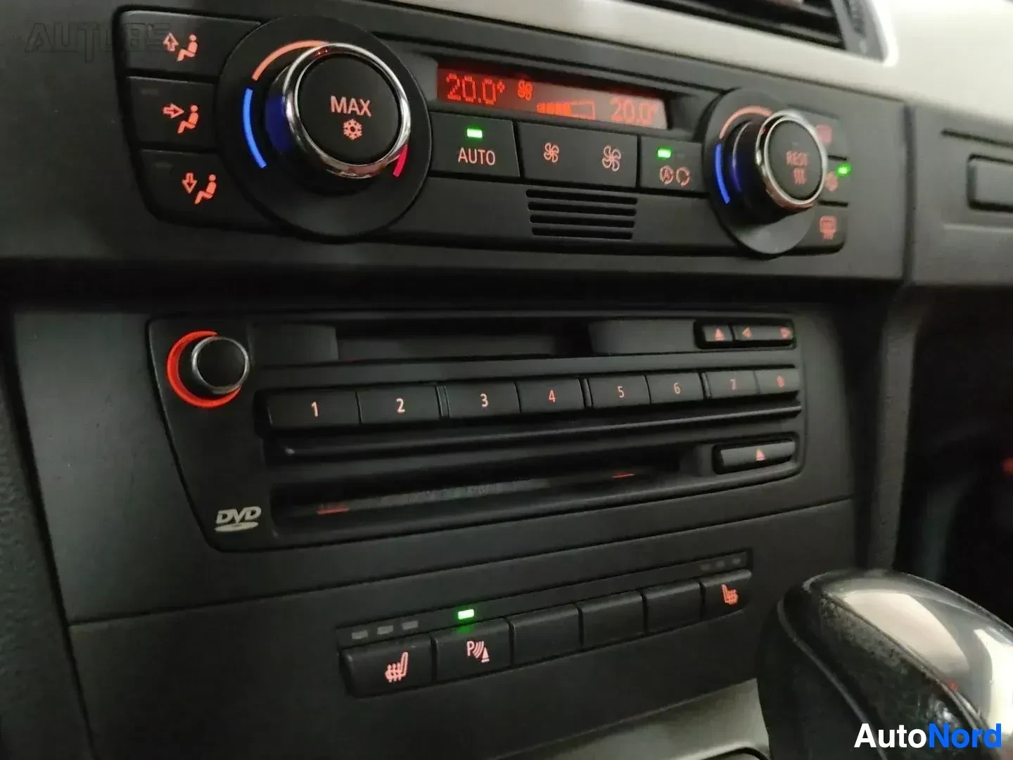 Ohjaamo: Auton ilmastointi- ja audiosysteemi: kaksoisvyöhyke ilmastointi ja DVD-soitin.