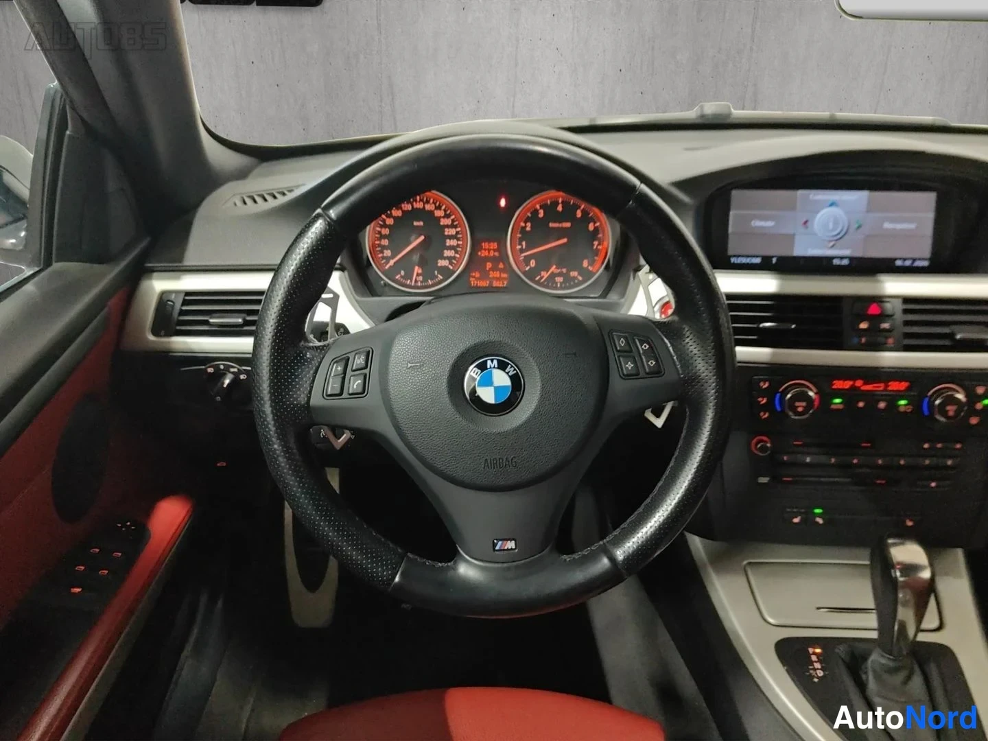 Musta BMW 335i 2008, ohjaamo, kuva 18