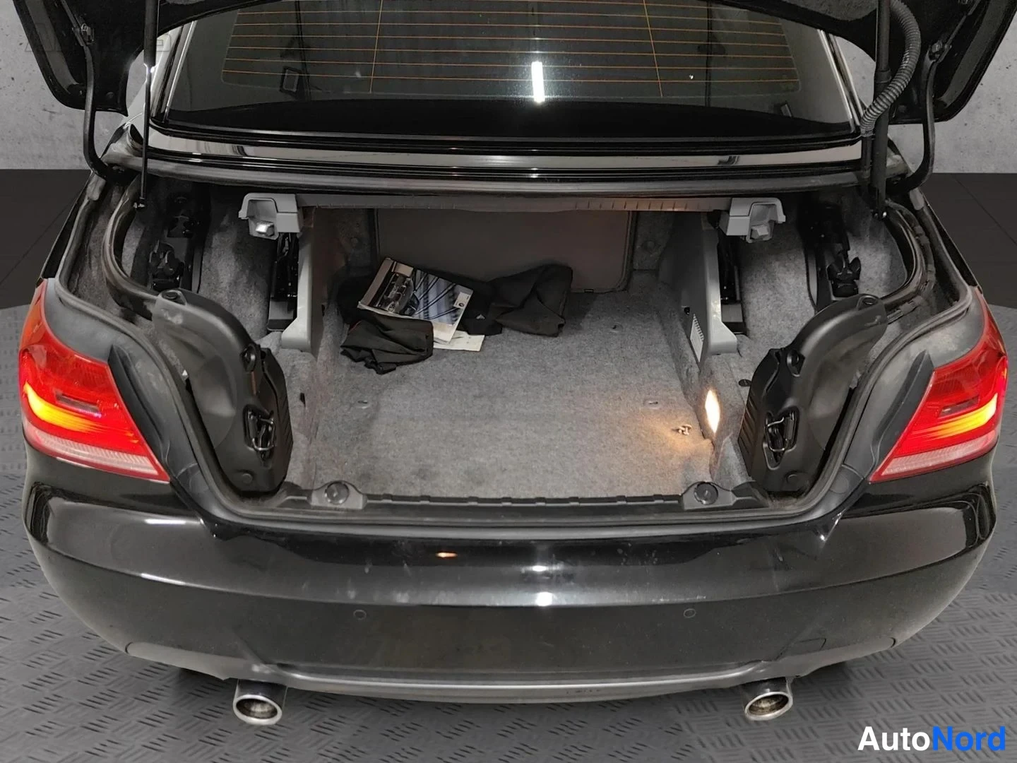 Musta BMW 335i 2008, tavaratila, kuva 25