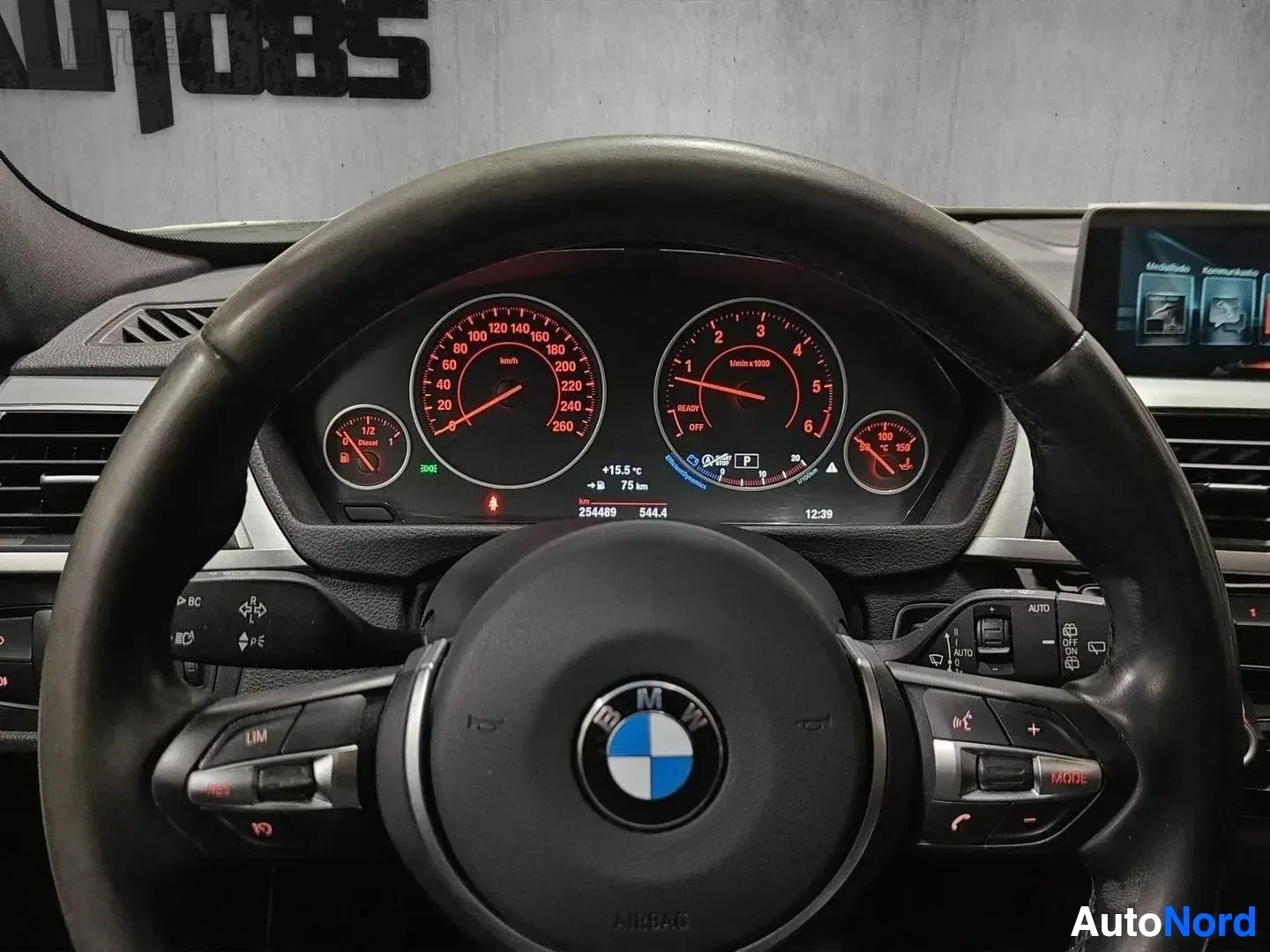 Yksityiskohta: Lähikuva BMW 330 -auton mittaristosta. Mittarit näyttävät nopeuden ja moottorin kierroksia punaisilla numeroilla. Näkyvissä ovat myös lämpötila, polttoaine ja a