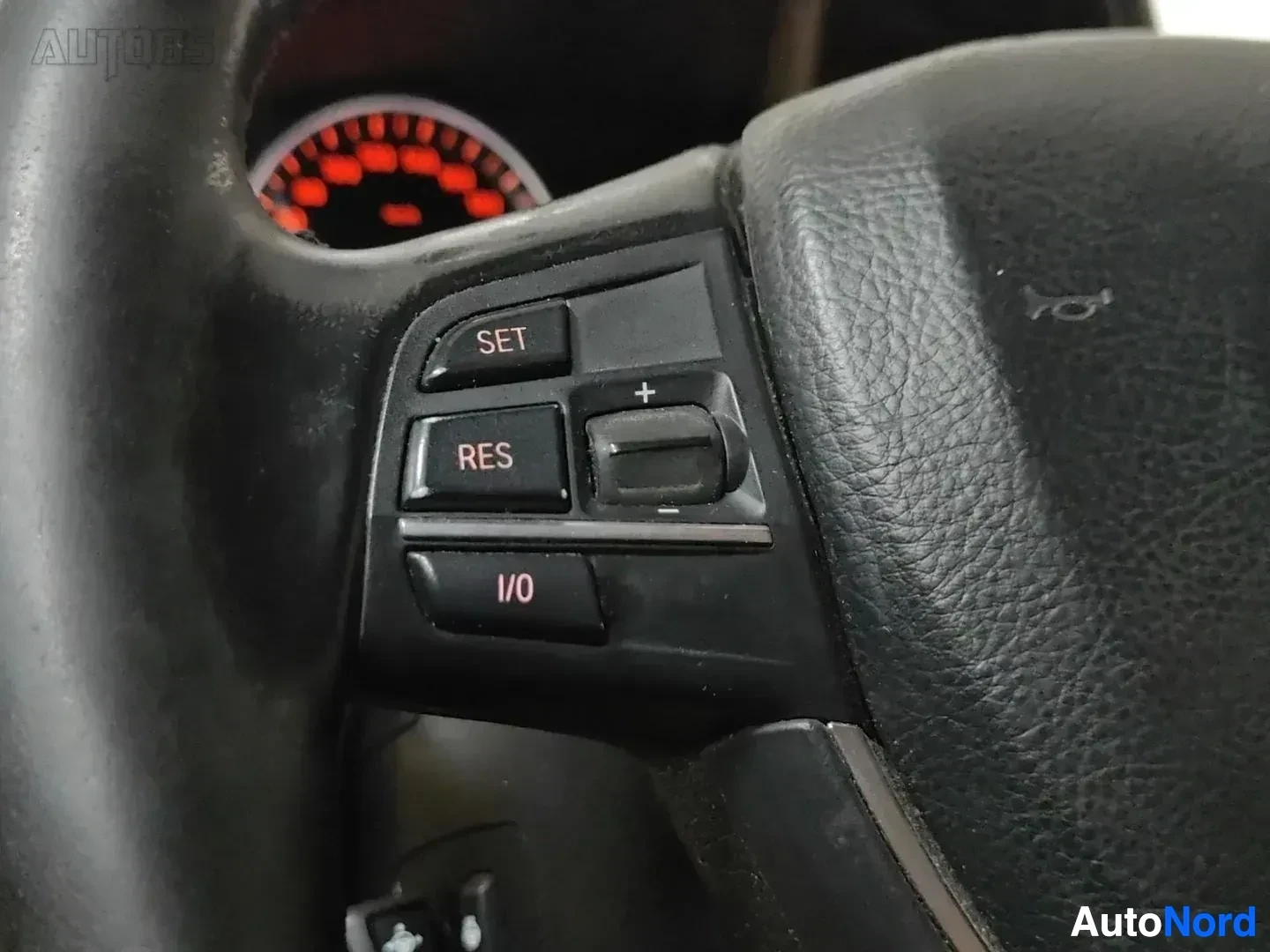 Yksityiskohta: Ohjauspyörän oikea napa näyttää cruise control -painikkeita SET, RES ja I/O.