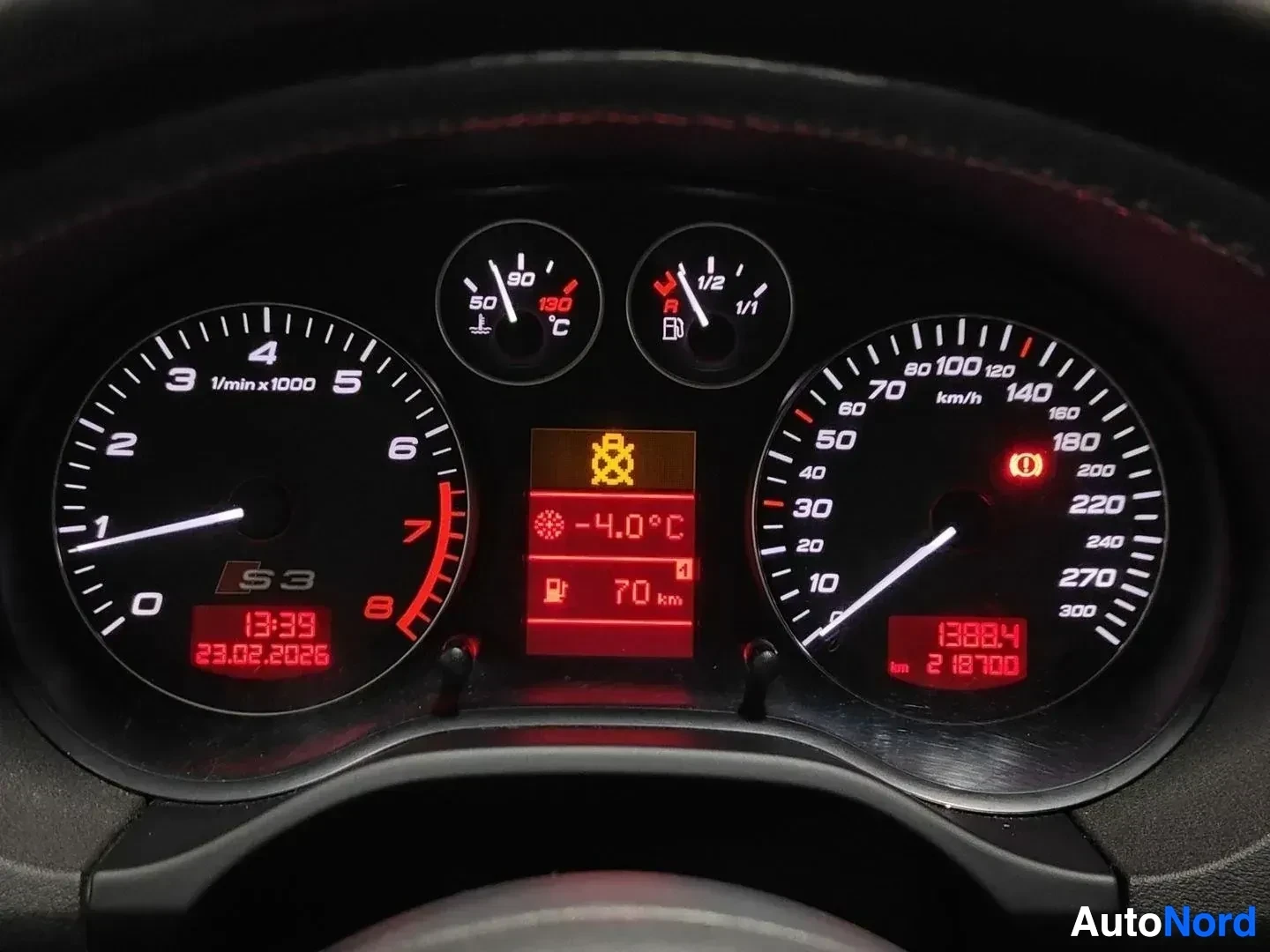 Yksityiskohta: Audi S3 -merkkinen instrumenttipaneeli, joka näyttää kierroslukumittarin, nopeuden ja polttoaineen tasoa. Keskeinen näyttö näyttää -4,0°C lämpötilaa, 70 km polt