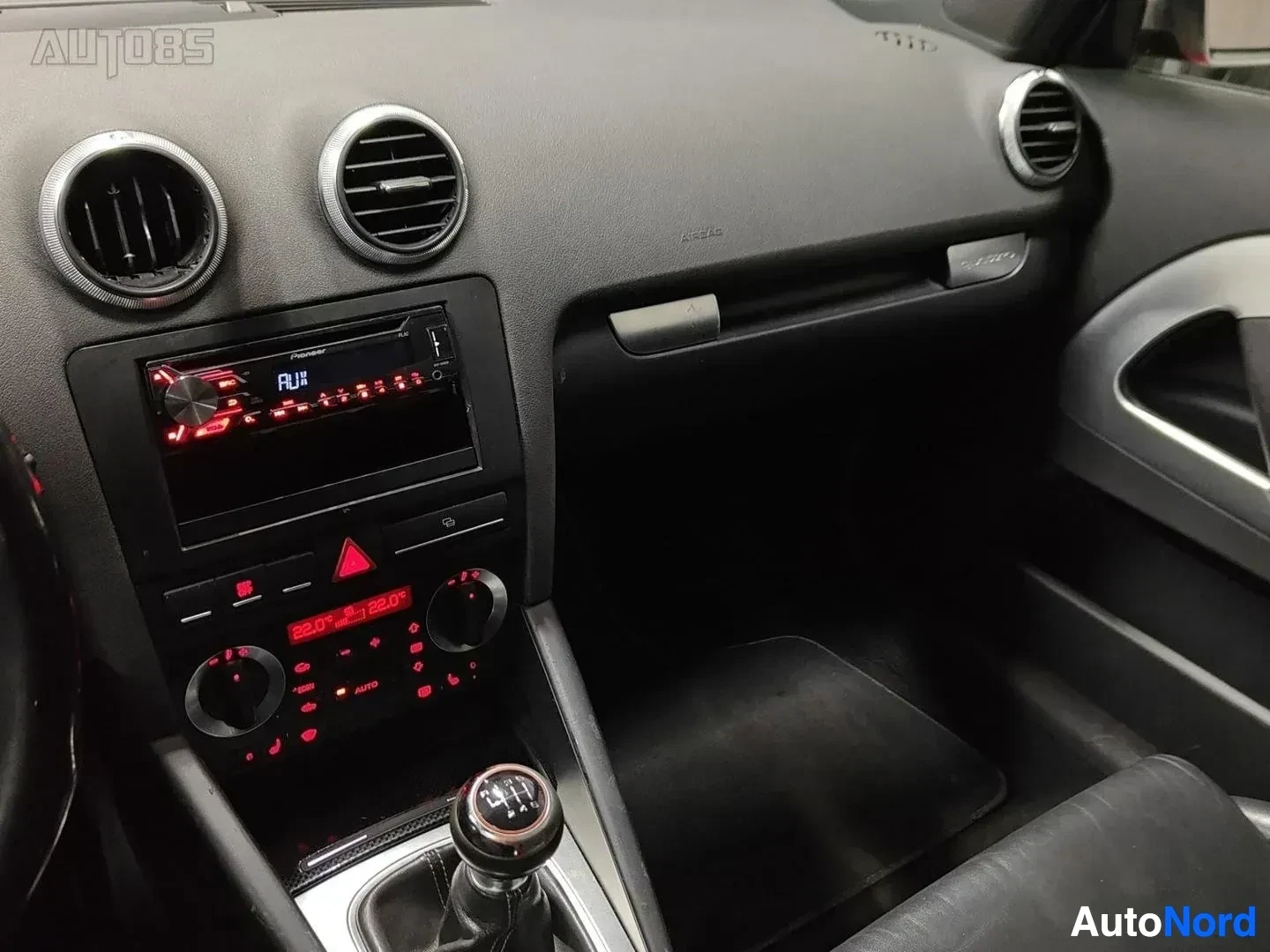 Ohjaamo: Audi S3 -auton sisäkäyttö, joka näyttää ilmastointi- ja äänijärjestelmän kanssa. Vasemmalla on RDS-radio näytöllä ja alla kiertävät hallintasäätöjä ja painikkei