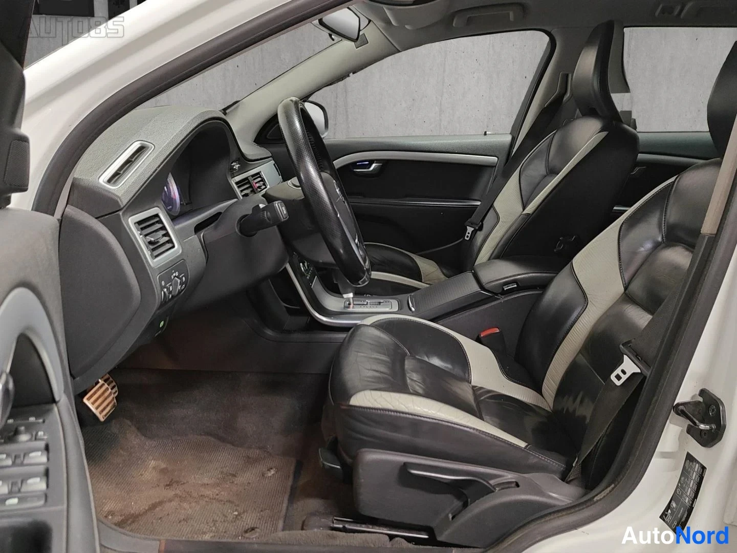 Valkoinen Volvo V70 2010, ohjaamo, kuva 11