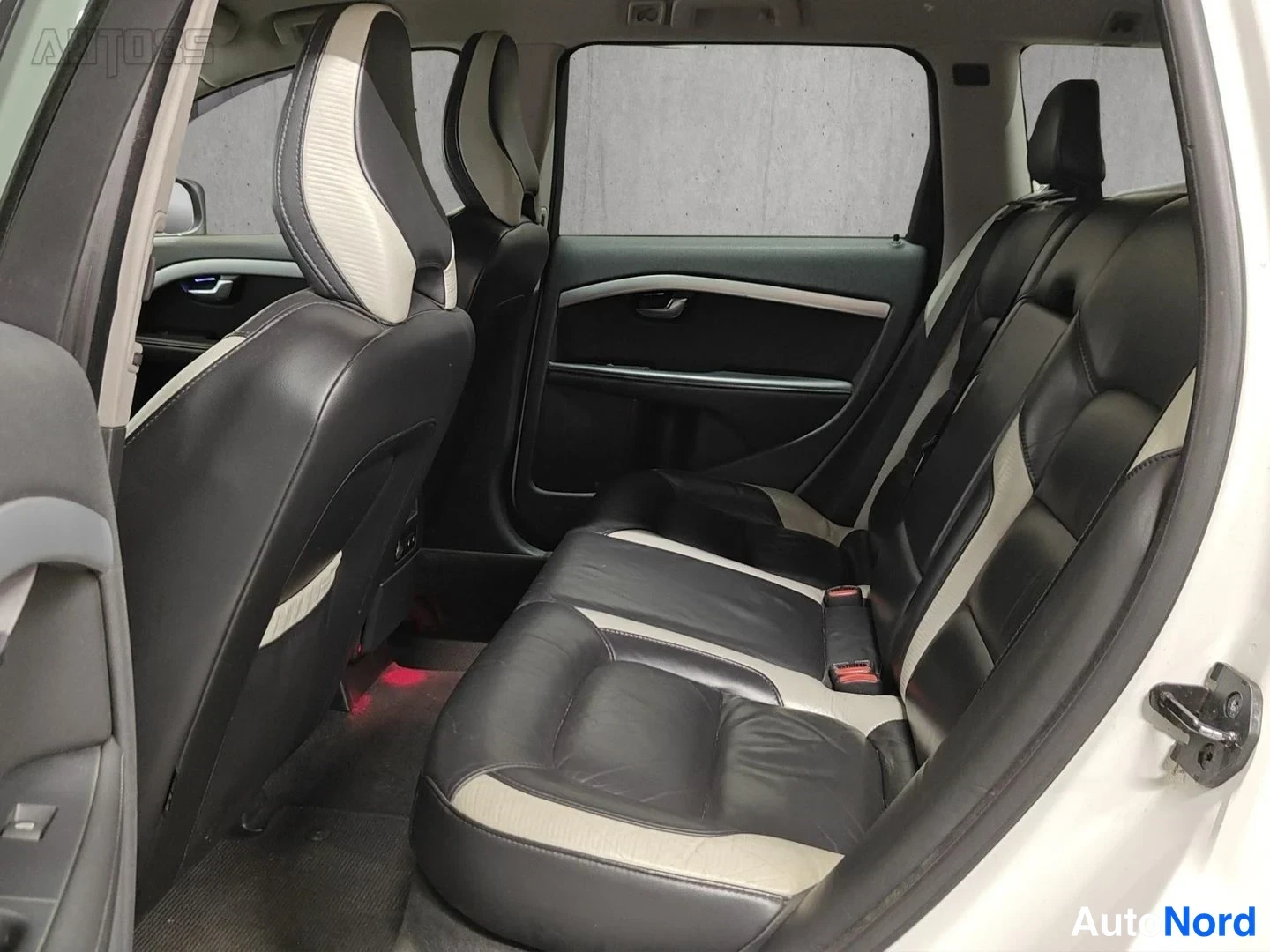 Valkoinen Volvo V70 2010, takaistuimet, kuva 14