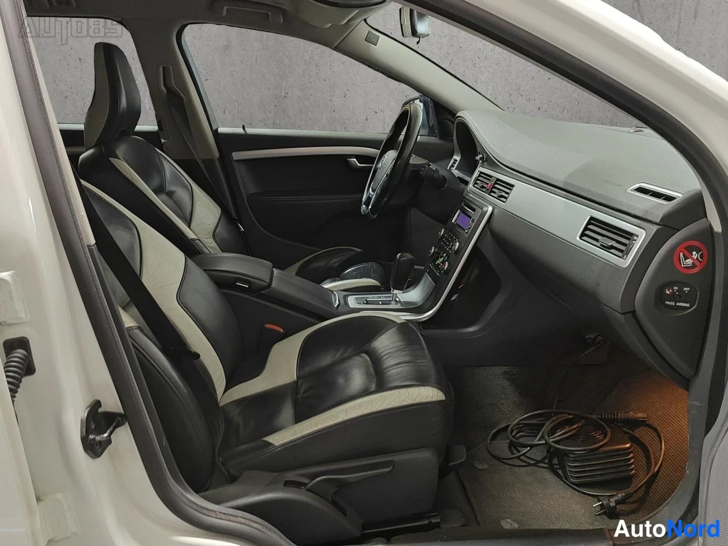 Valkoinen Volvo V70 2010, ohjaamo, kuva 12