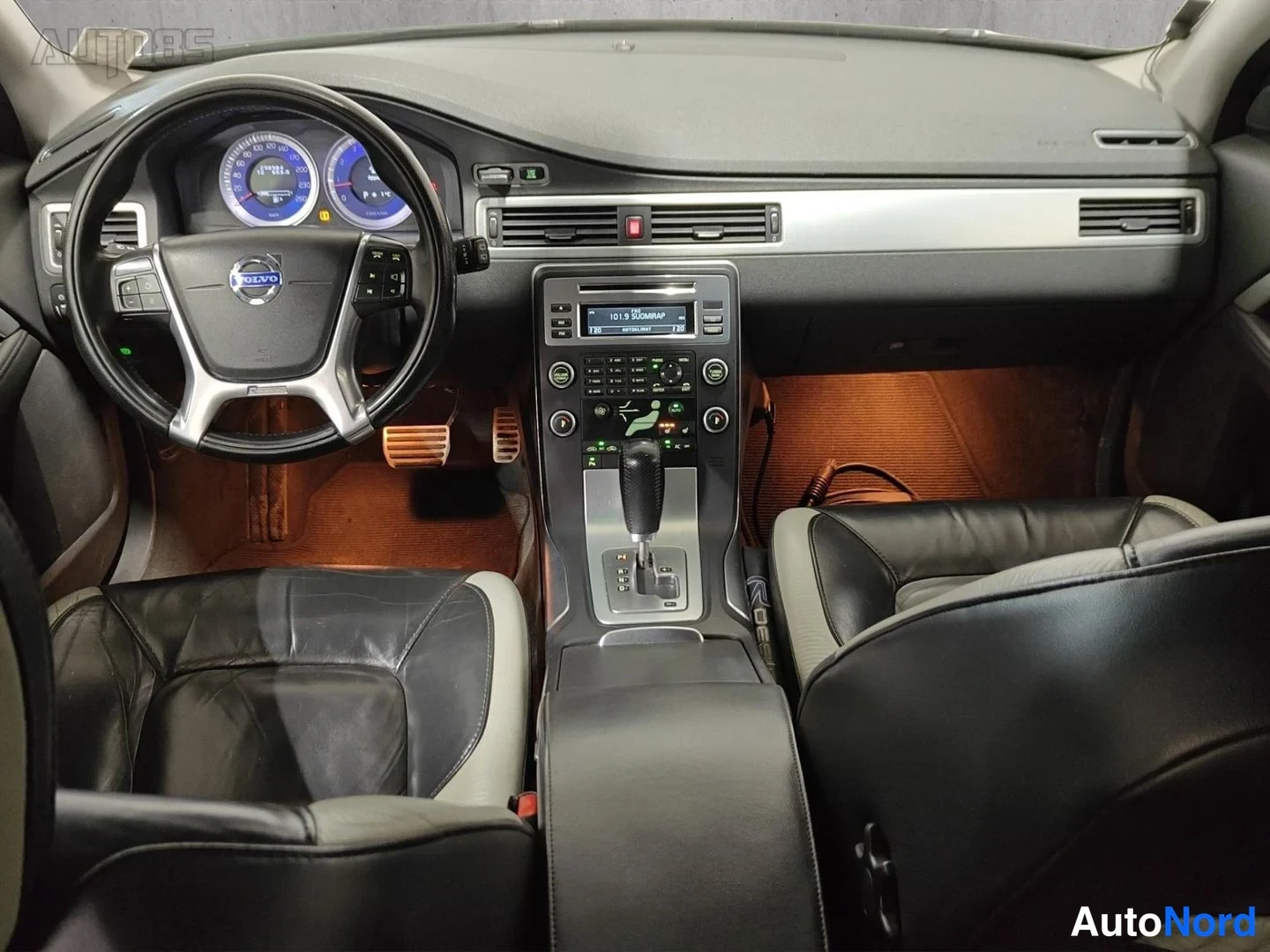 Valkoinen Volvo V70 2010, ohjaamo, kuva 9