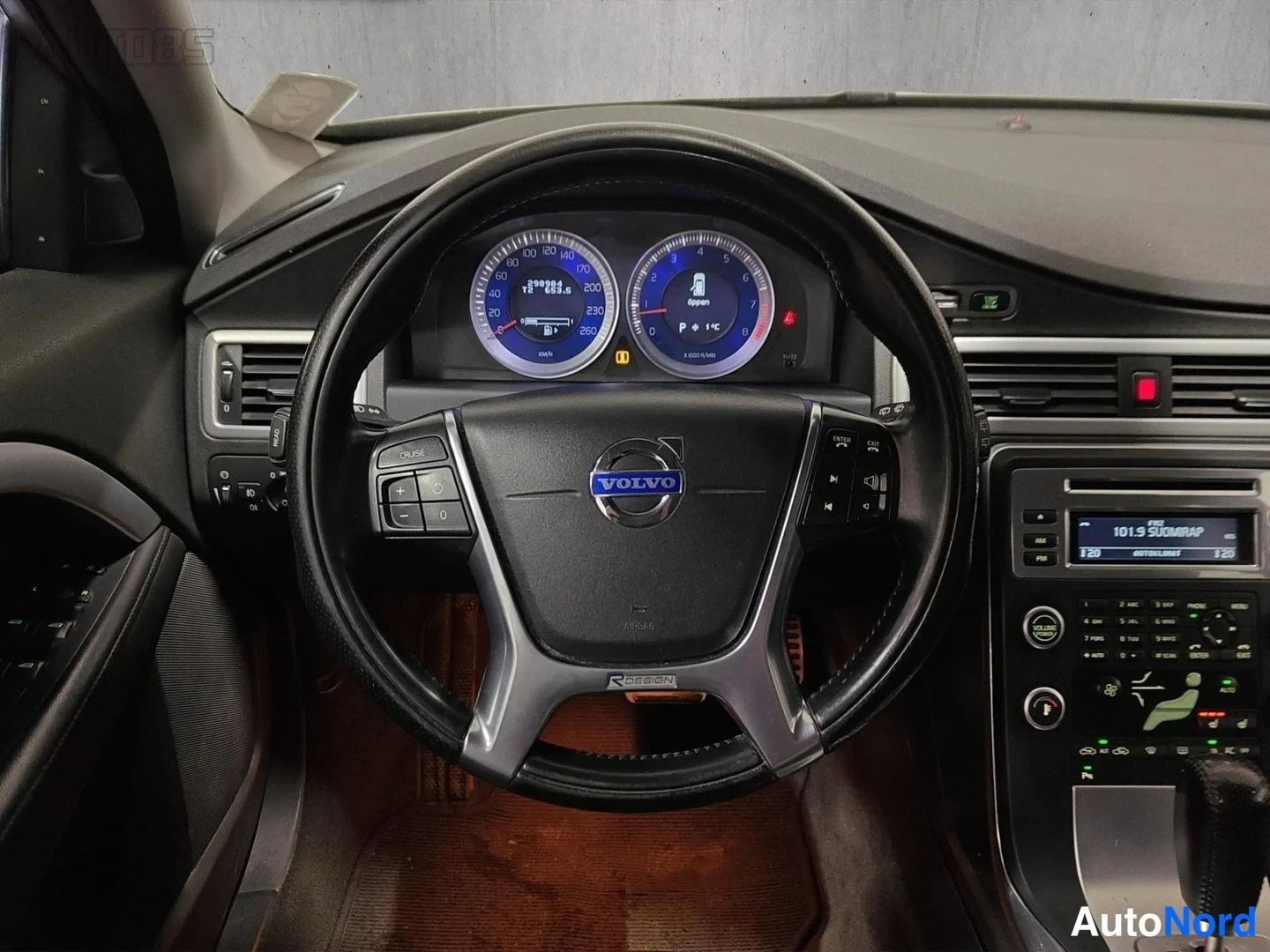 Valkoinen Volvo V70 2010, ohjaamo, kuva 10