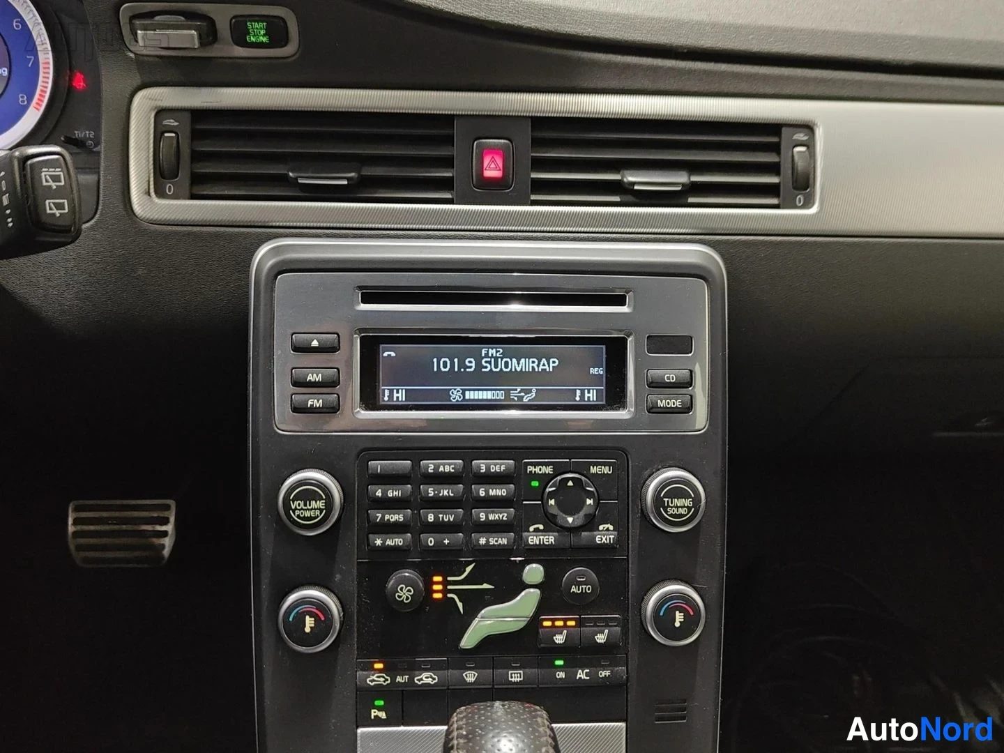 Valkoinen Volvo V70 2010, yksityiskohta, kuva 25