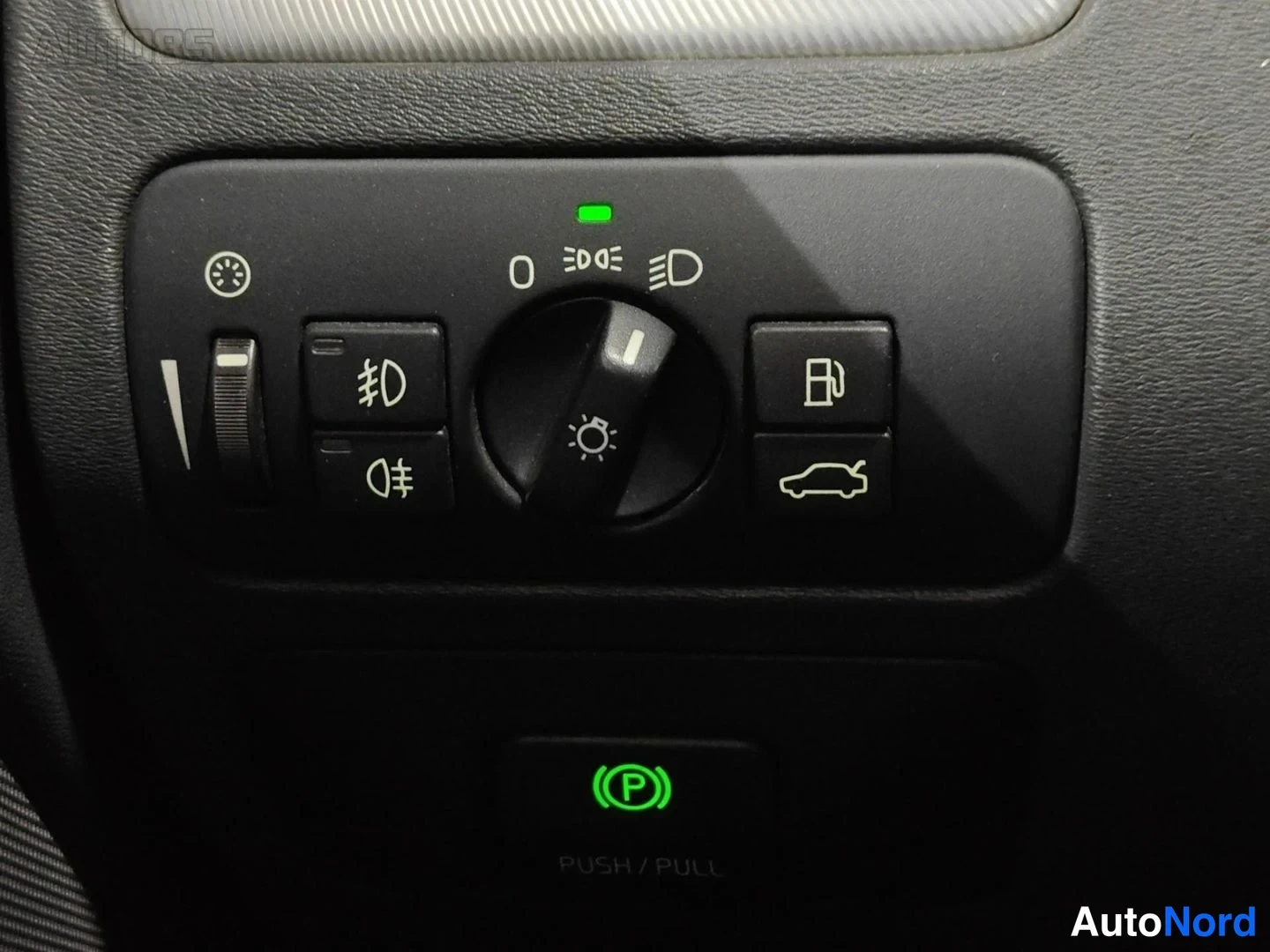Valkoinen Volvo V70 2010, yksityiskohta, kuva 28