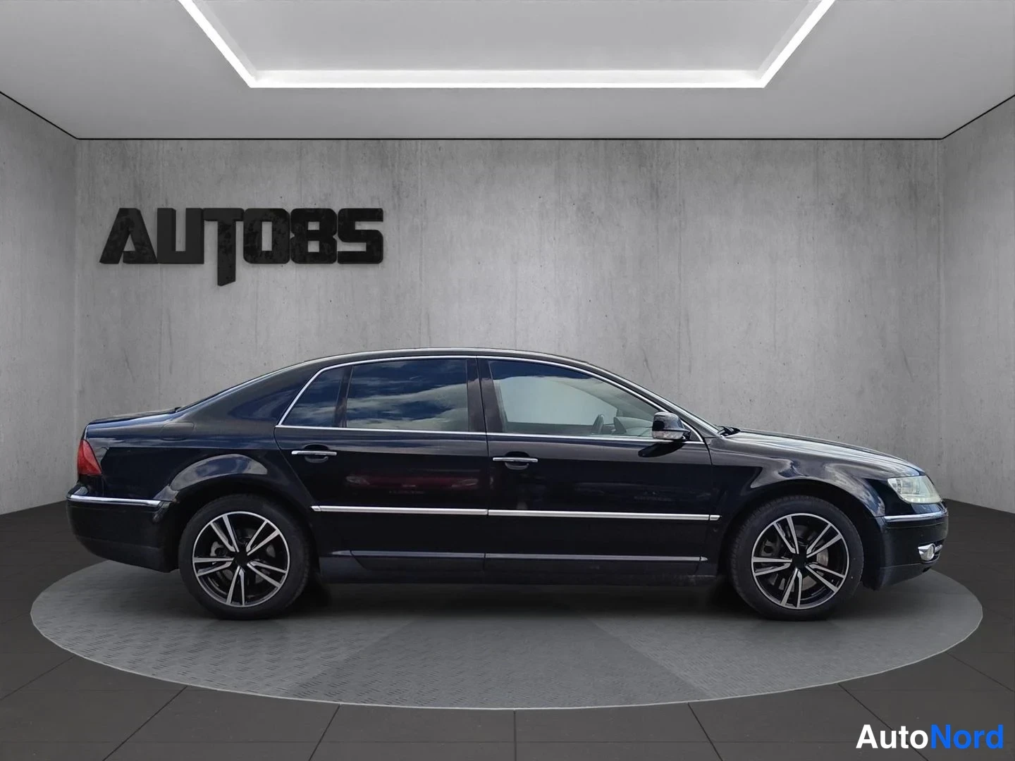 Musta Volkswagen Phaeton 2009, etuviisto, keula oikealle, kuva 3