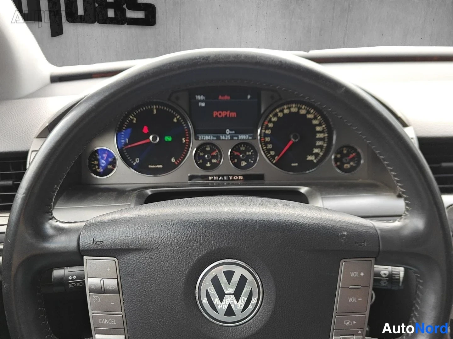 Musta Volkswagen Phaeton 2009, yksityiskohta, kuva 22