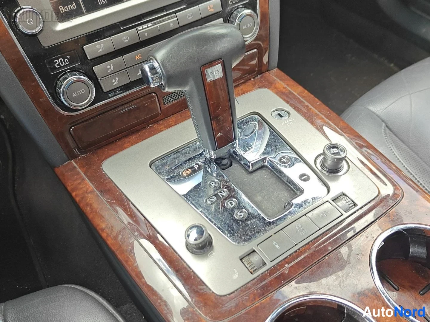 Musta Volkswagen Phaeton 2009, yksityiskohta, kuva 23