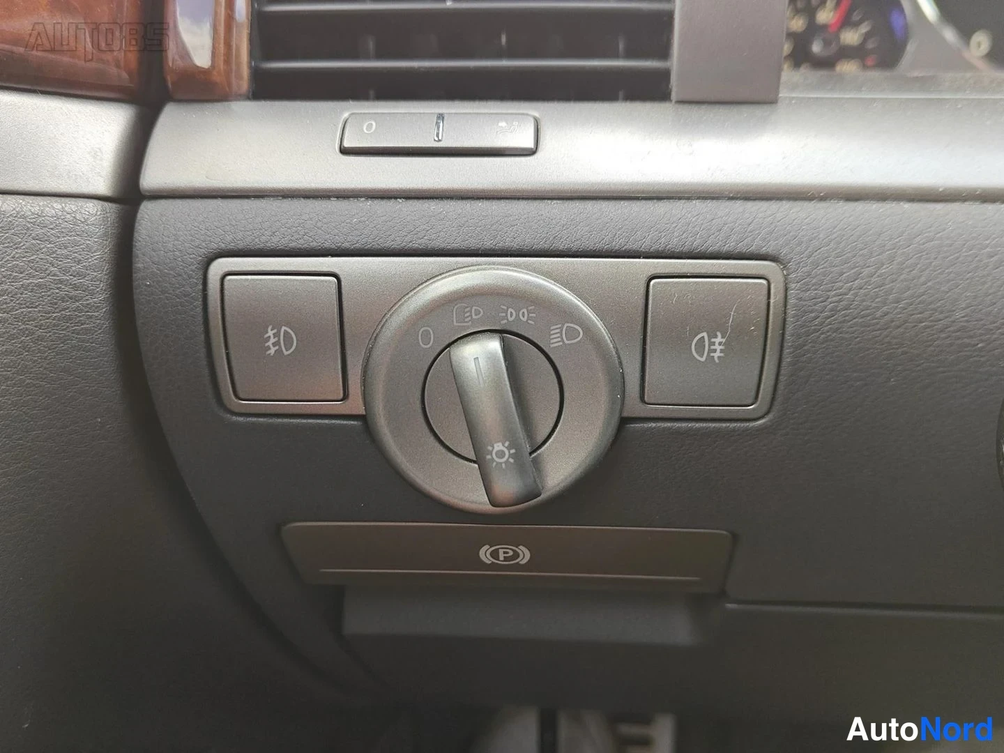 Musta Volkswagen Phaeton 2009, yksityiskohta, kuva 19
