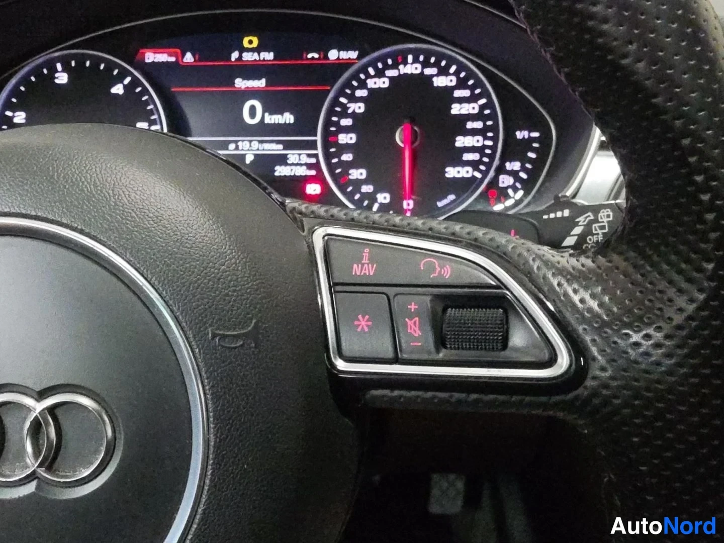 Muu: Audi-ohjauspyörän näppäimet (NAV, ääniohjaus, ratattienvakaimen +- ja rullat) sekä mittaristo, jonka multifunktionäytössä lukee Speed 0 km/h.