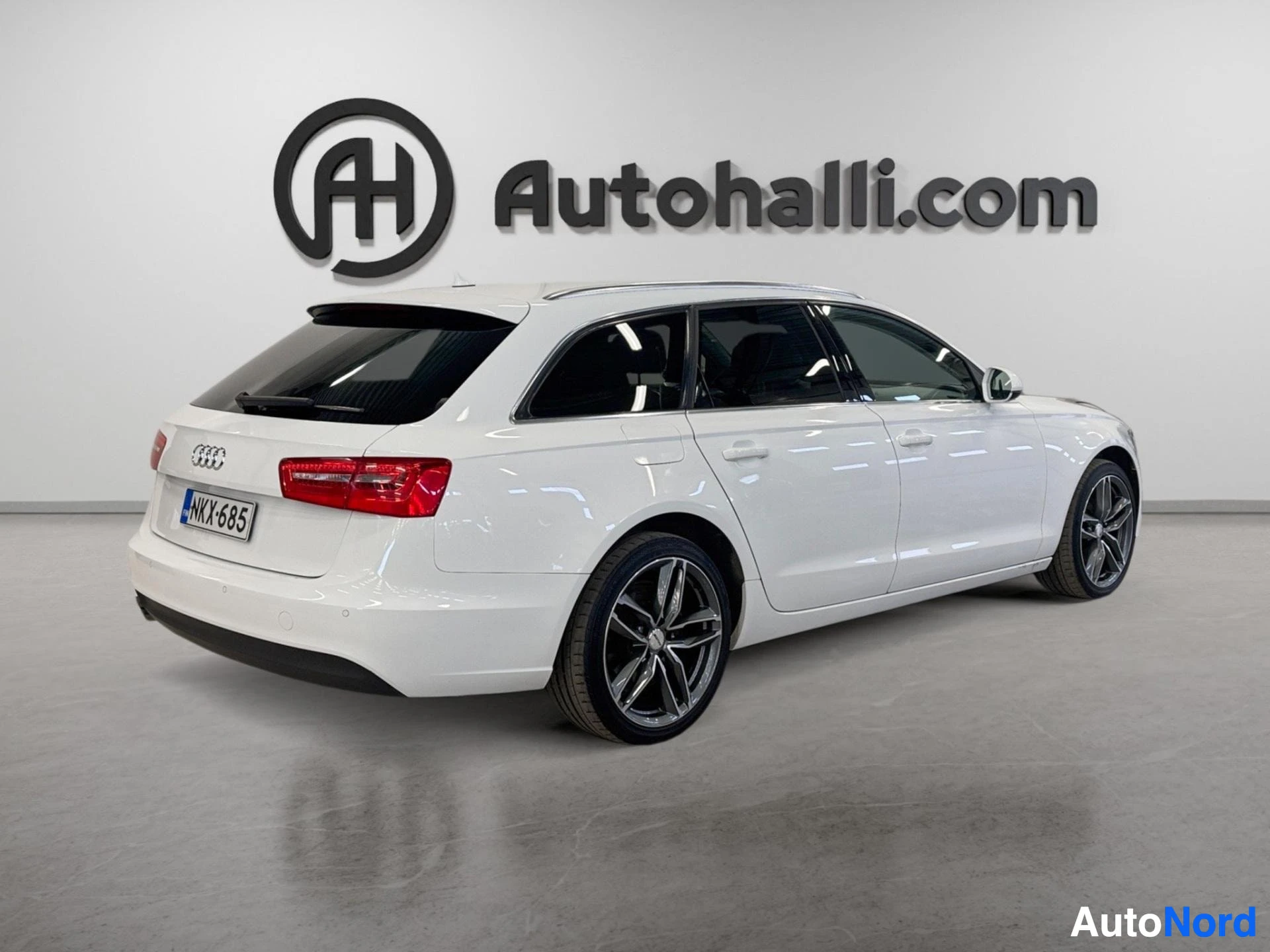 Valkoinen Audi Avant-farmari takaa kolmelta neljäsosalta