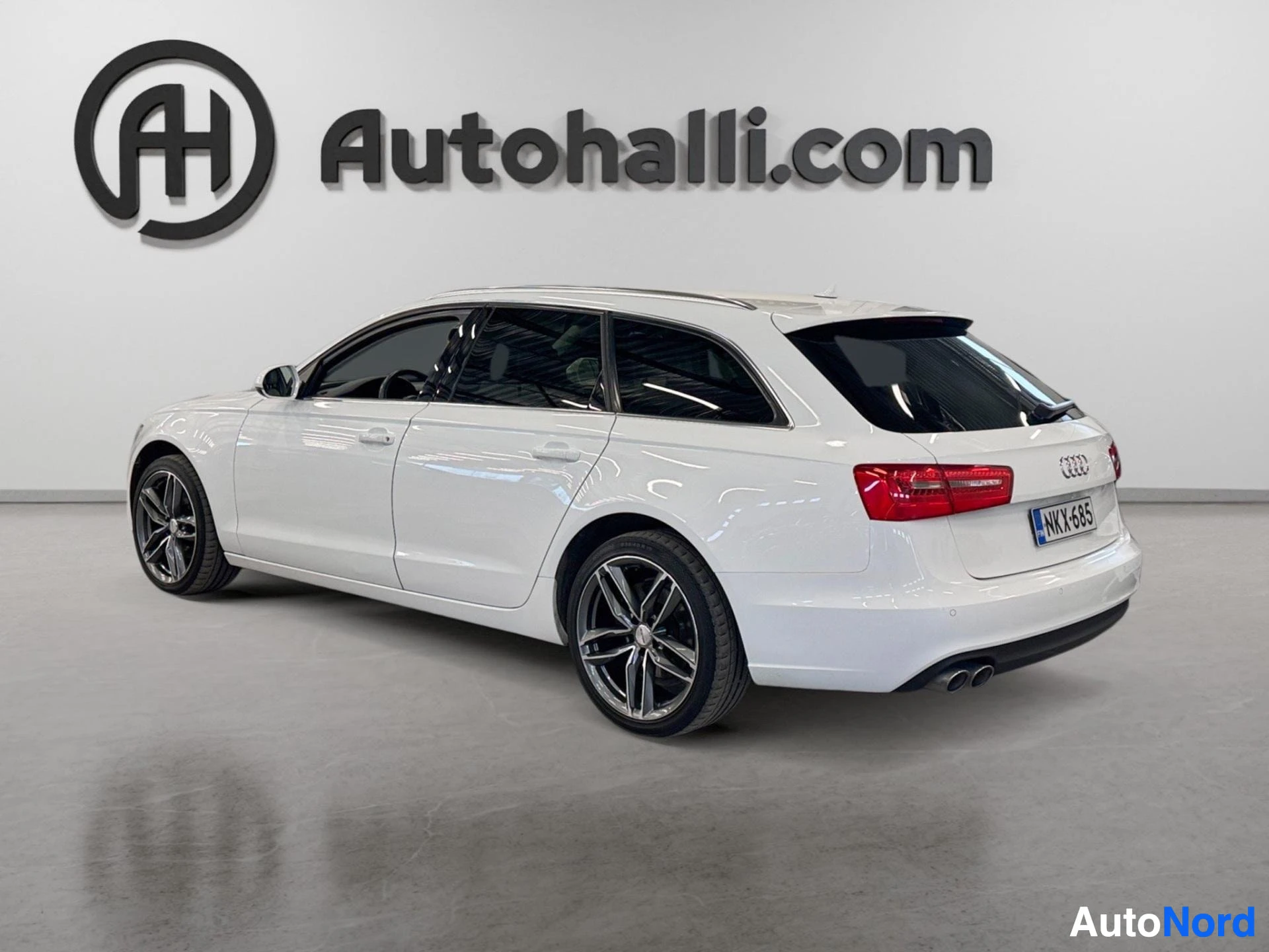 Valkoinen Audi Avant-farmari takaa kolmelta neljäsosalta