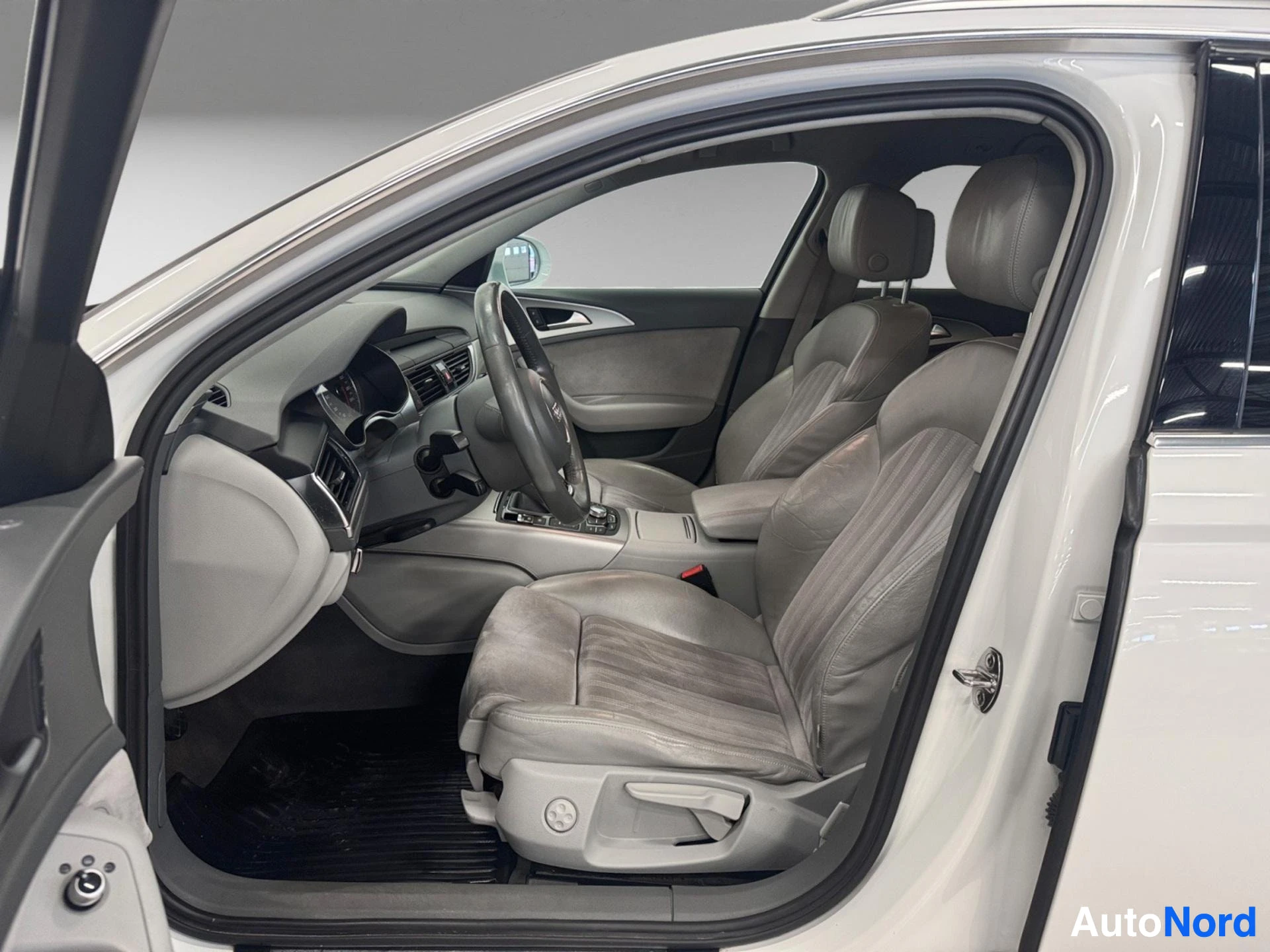 Front left interior view with beige leather seats and steering wheel