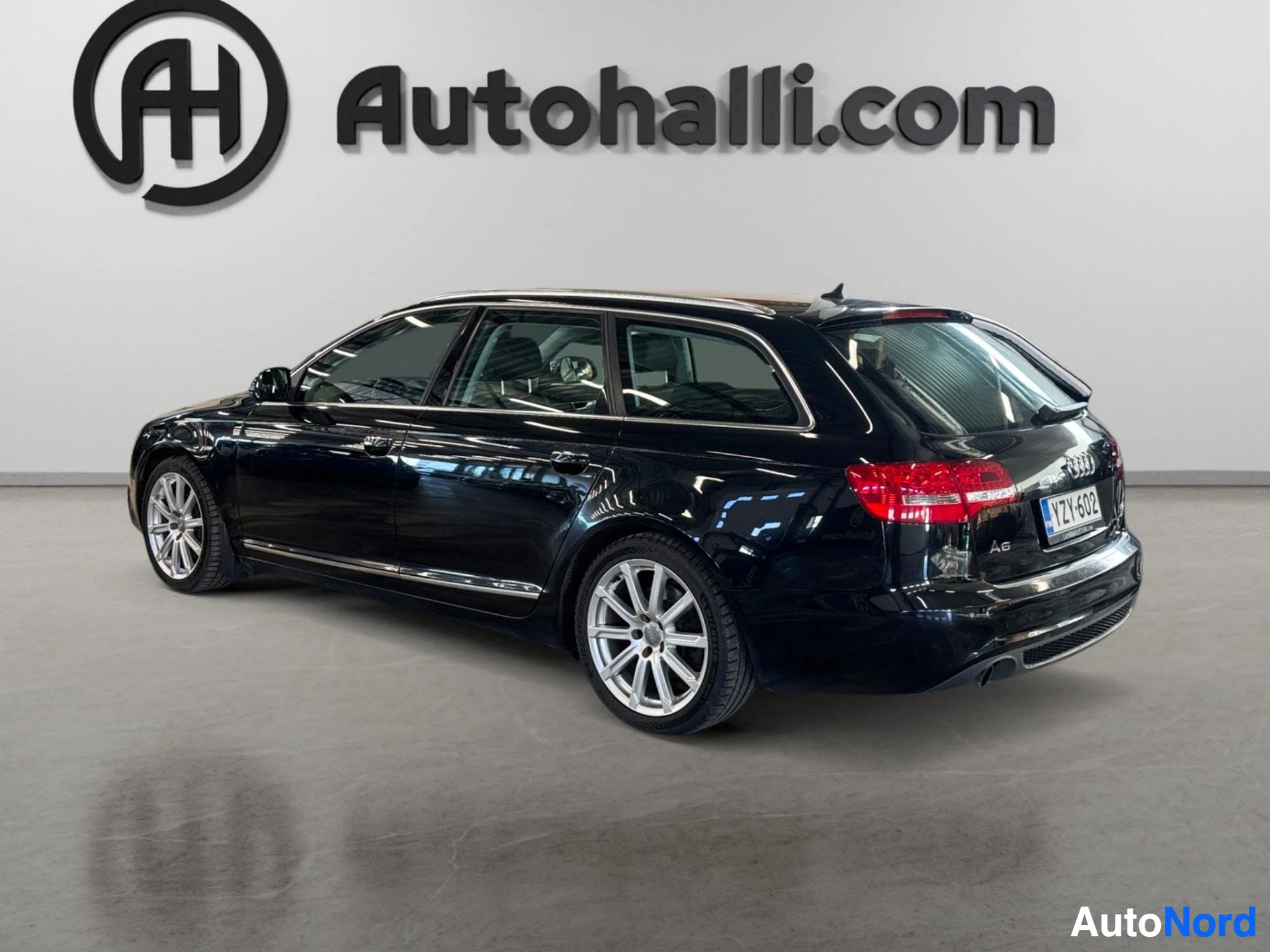 Musta Audi A6 Avant, takaa-sivunäkymä vasemmalta, punaiset takavalot
