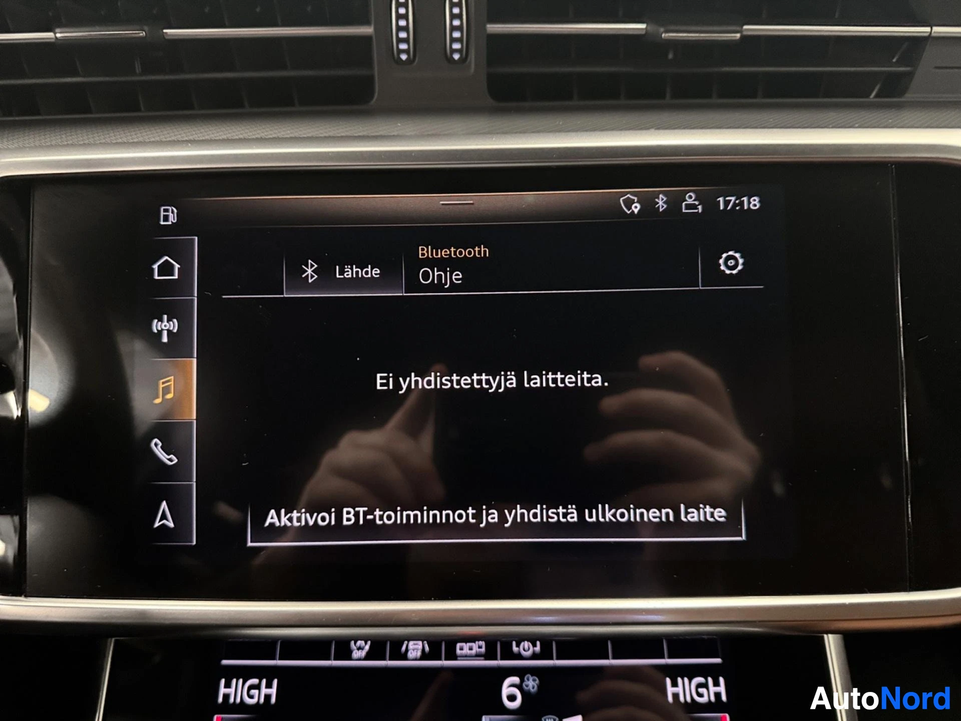 Infotainment screen showing Bluetooth connection status message.