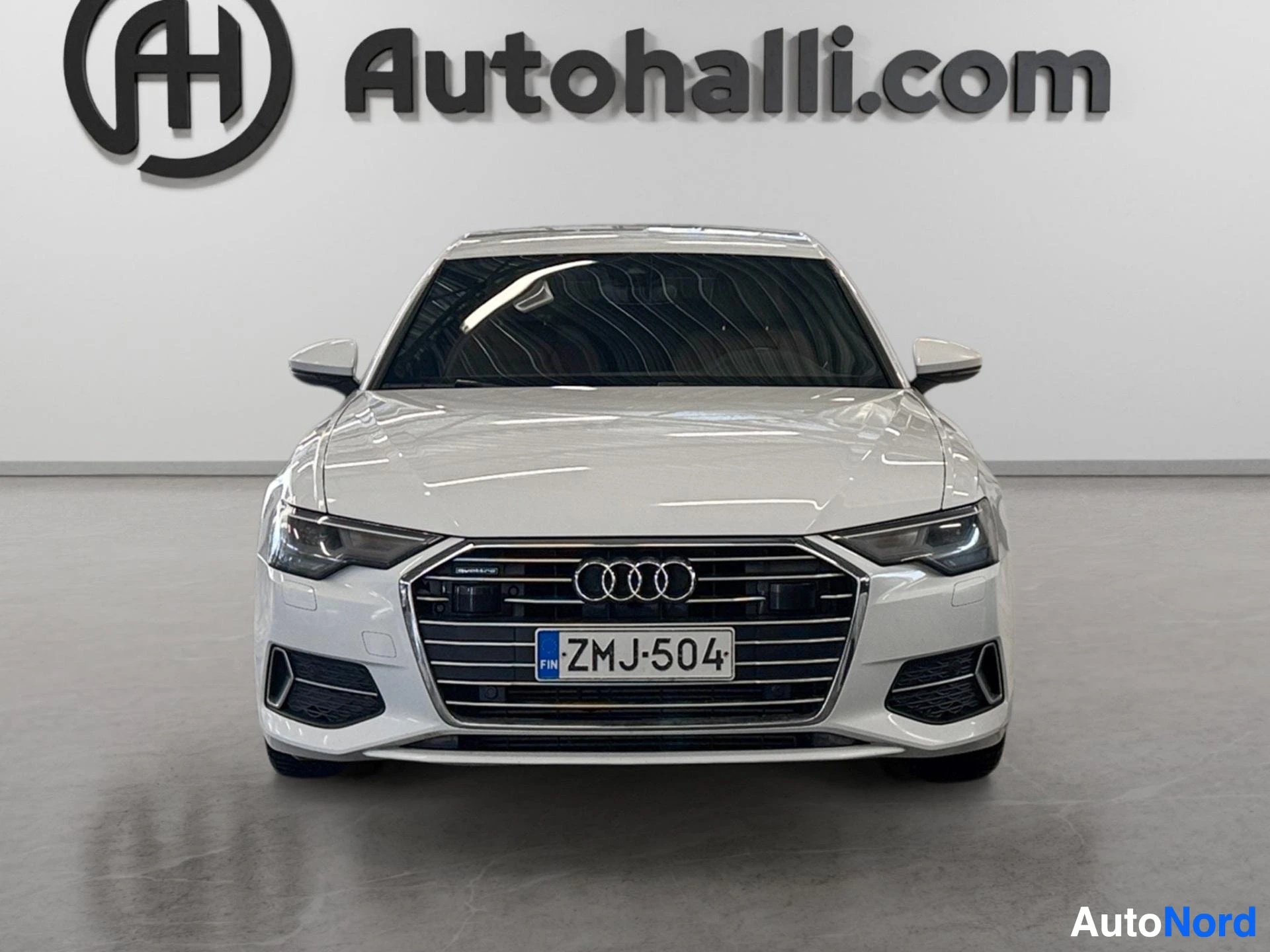 Valkoinen Audi A6 sedan etunäkymä suoraan edestä