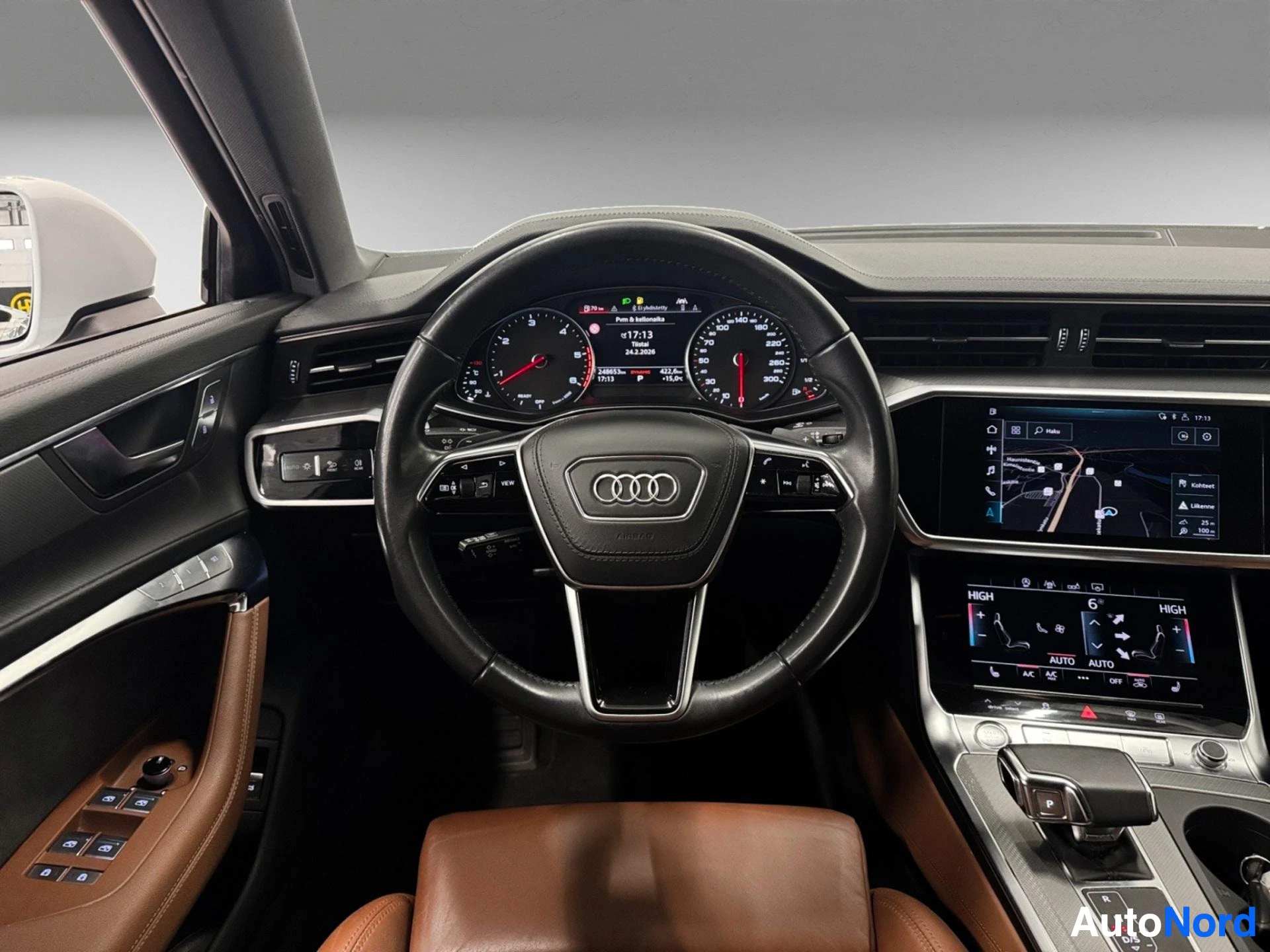 Kuljettajan paikka, Audi-ratti, digitaali- ja analogiset mittarit, näyttö oikealla