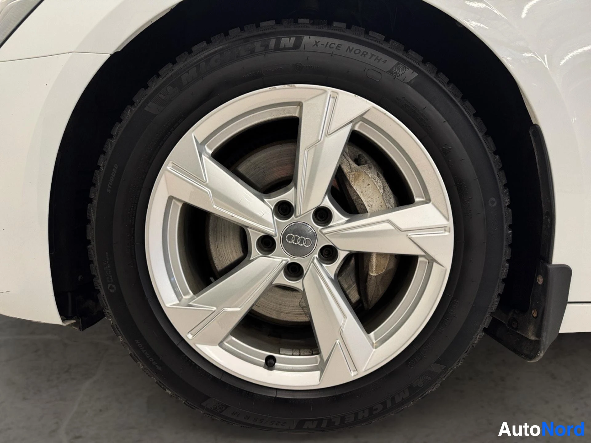 Audi-logo pyörä, hopeanväriset vanteet, mustat renkaat