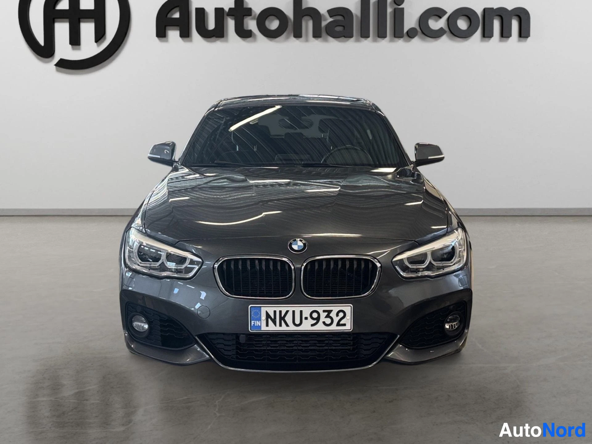 Tummansininen BMW etupuoli suoraan kameraan päin