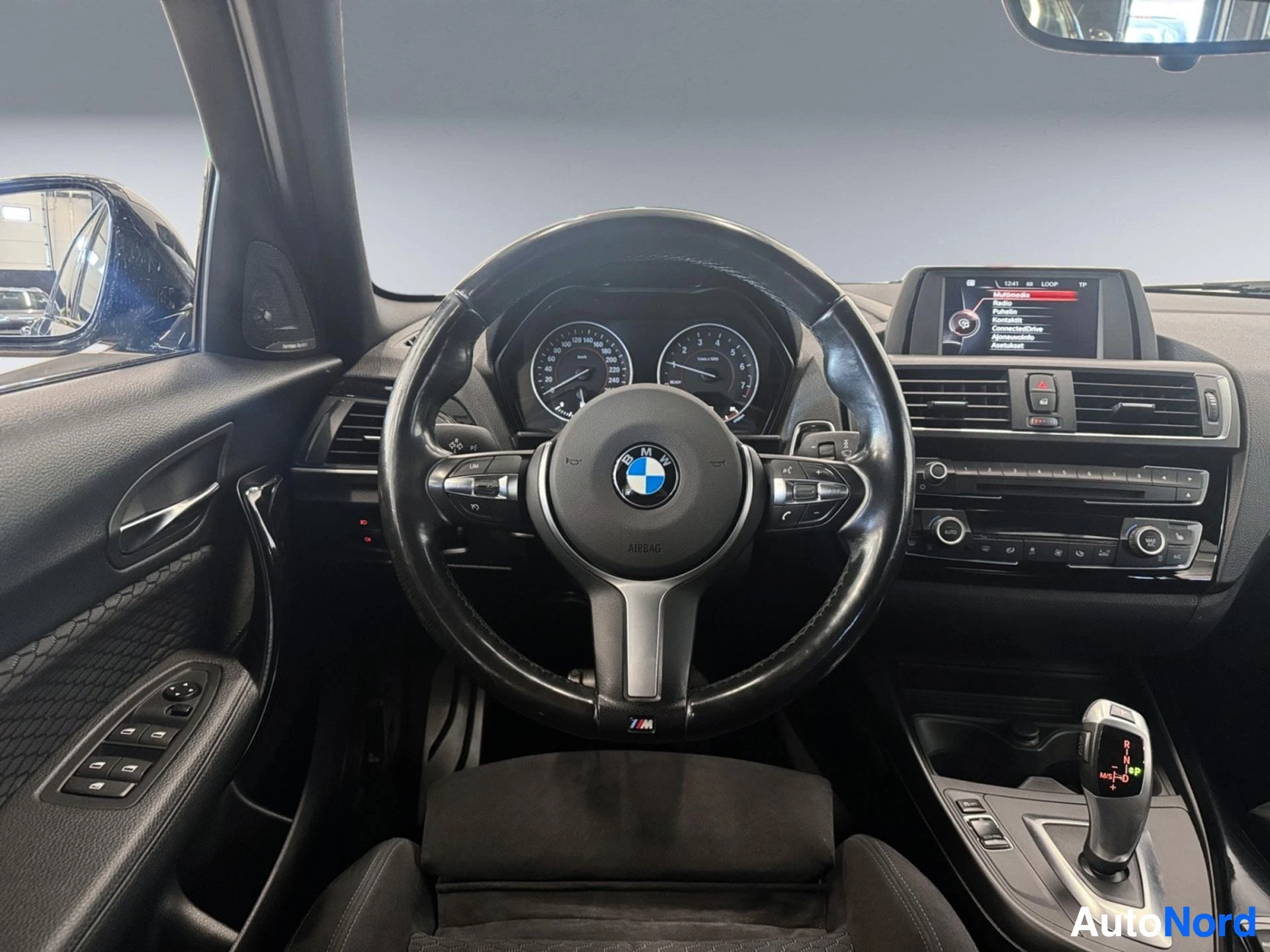 Kojelautanäkymä, BMW ohjauspyörä, mittarilautakulho ja infotainment-näyttö