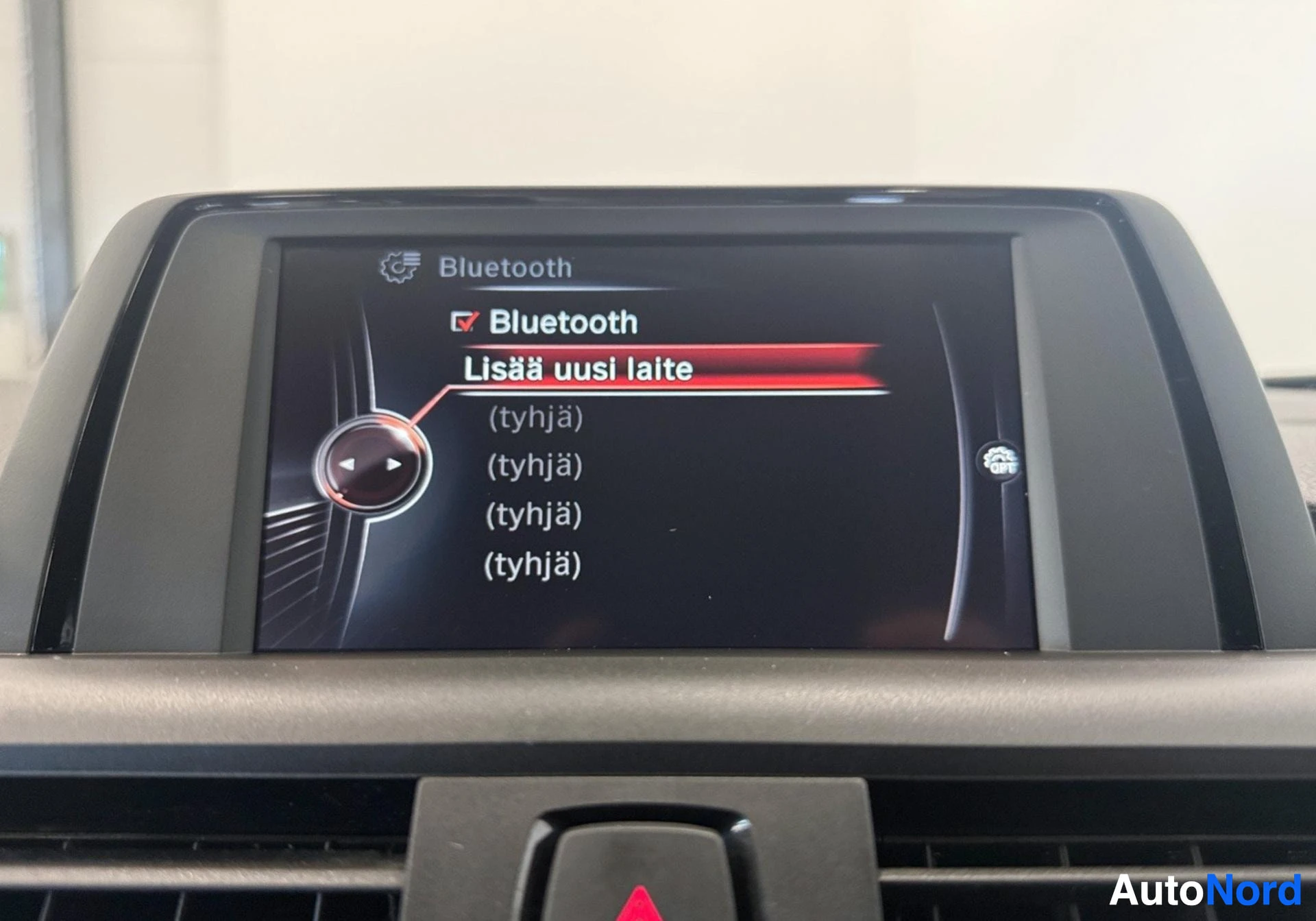 Infotainment display showing Bluetooth connectivity menu with Finnish text.
