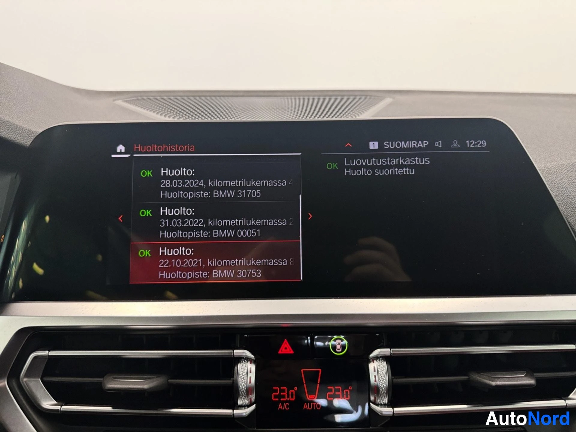 Instrument cluster display showing maintenance history entries in Finnish